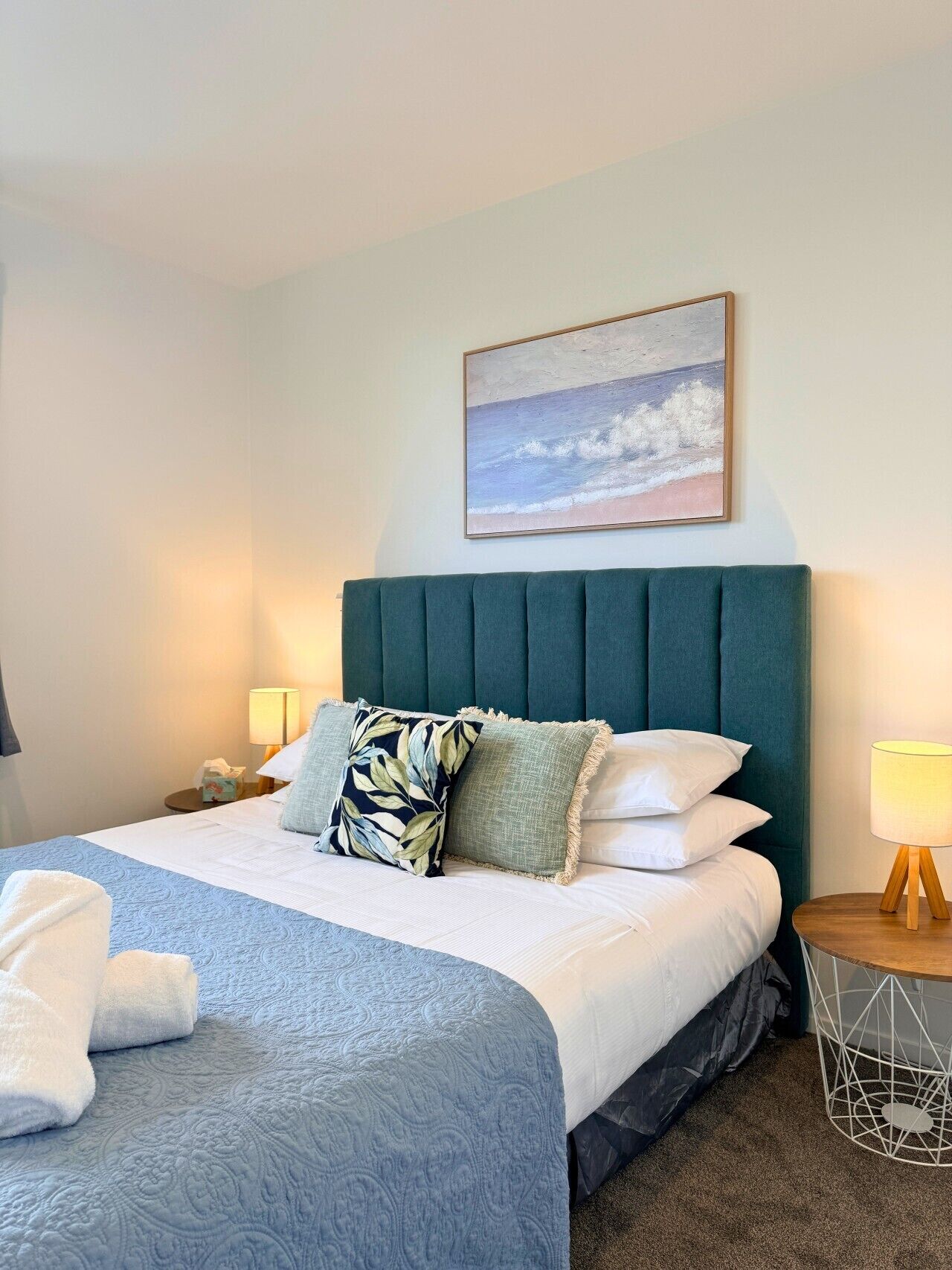 Tabla de planchar con plancha, wifi, ropa de cama