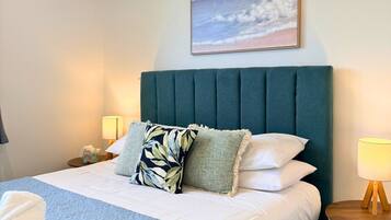 Tabla de planchar con plancha, wifi, ropa de cama