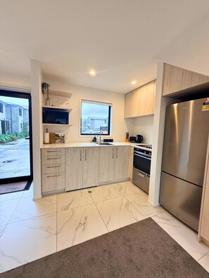 Private kitchen - Relaxing Boulcott Escape In Lower Hutt (Lower Hutt)