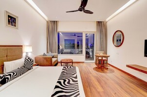 Suite, balcón, vistas a la piscina | Escritorio, tabla de planchar con plancha, wifi gratis y ropa de cama