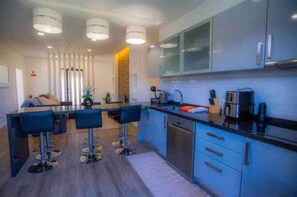 Coffee/tea maker, fridge, microwave, oven - Villa Rosa (Madeira)