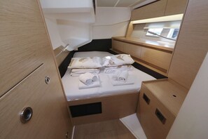 Uma cabine compacta com cama, gavetas para guardar objetos e uma pequena janela.