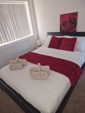 Tabla de planchar con plancha, wifi y ropa de cama 