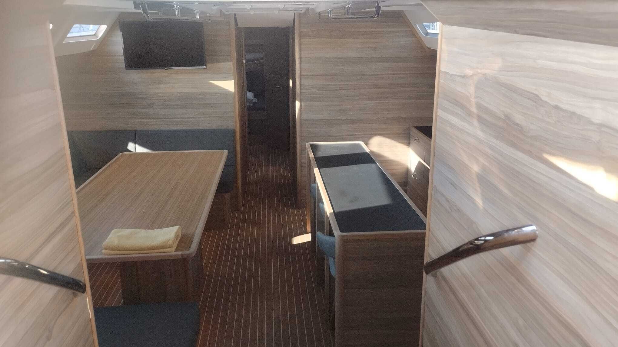 Un interno compatto e moderno con angolo cottura, una piccola zona pranzo e un posto letto.
