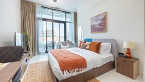Una camera d'albergo moderna con un letto grande, una scrivania, una sedia, un comodino e vista sulla città.