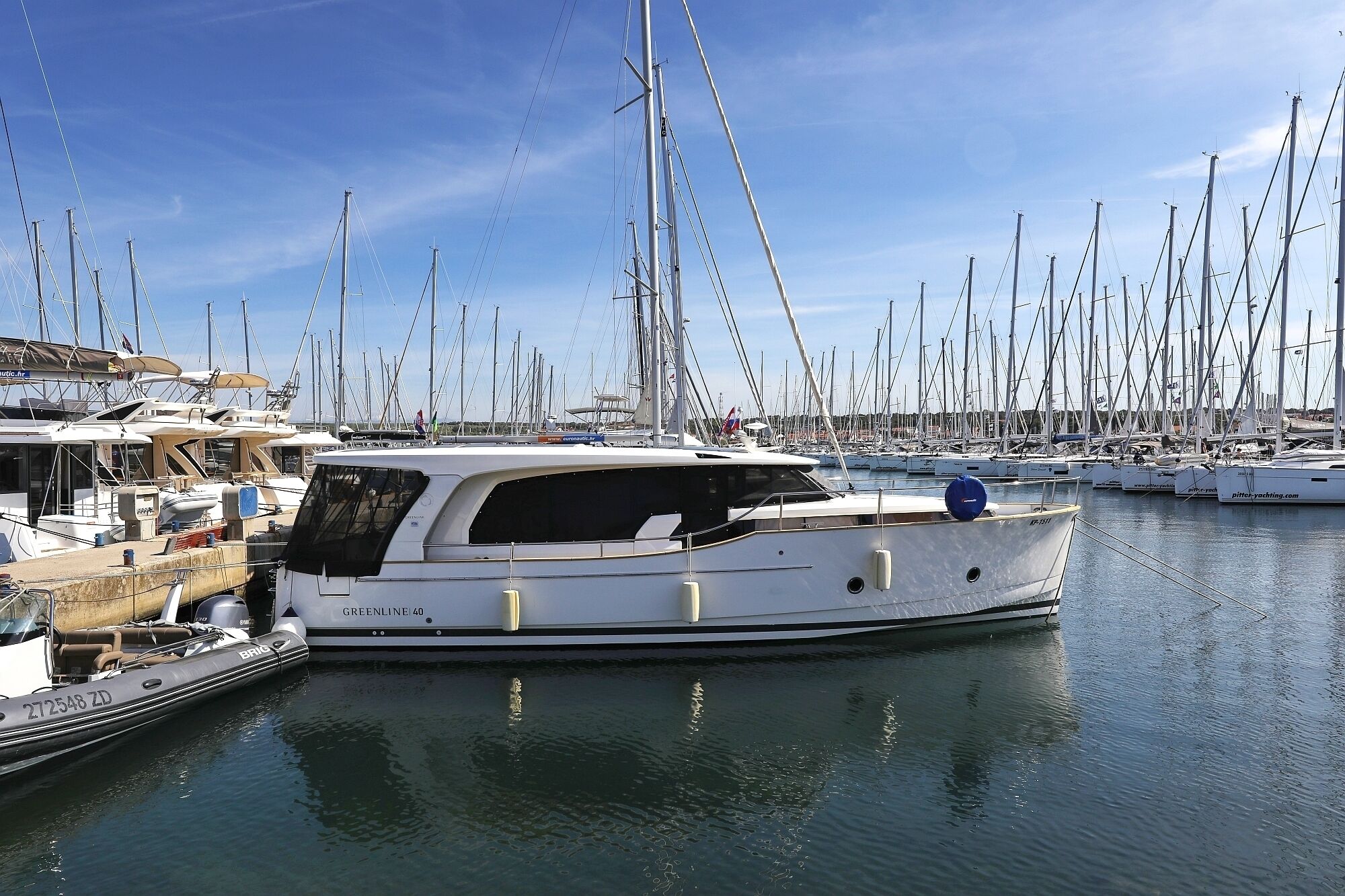 Ein Yachthafen mit mehreren Segelbooten, die dort liegen.