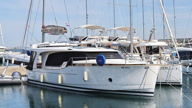 Een jachthaven met meerdere jachten afgemeerd, waaronder een boot genaamd 'GREENLINE 40'.