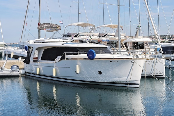 A marina with several yachts docked, including a boat named 'GREENLINE 40'.