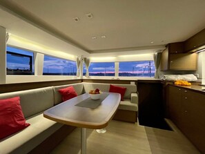 Ein modernes Interieur mit Essbereich, Sofa und Küchenzeile.