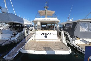 Ein Yachthafen mit einem dort liegenden Boot namens 'VEGAS'.