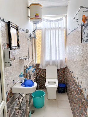 Chambre Quadruple Familiale, balcon, vue montagne | Salle de bain