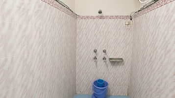 Premium-Doppelzimmer, Balkon, Bergblick | Badezimmer | Dusche, Handtücher, Seife, Shampoo