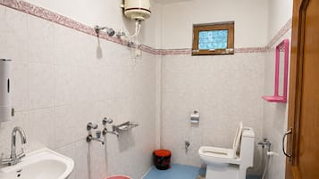 Premium-Doppelzimmer, Balkon, Bergblick | Badezimmer | Dusche, Handtücher, Seife, Shampoo