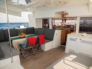 Una cocina compacta con comedor, una pequeña cocina y un área de estar con vista al mar.