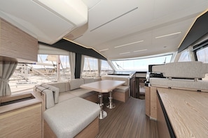 Ein modernes Interieur mit einer Couch, einem Tisch und Blick auf den Hafen.