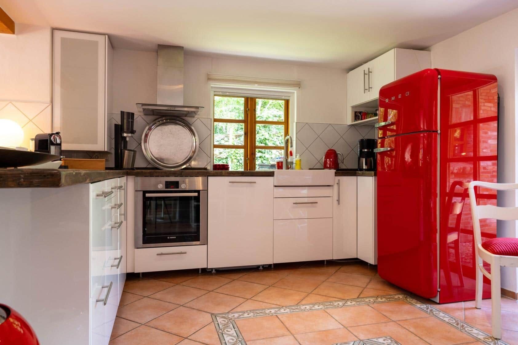 Wasserkocher mit Kaffee-/Teezubehör, Kühlschrank, Mikrowelle, Ofen