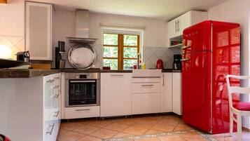 Wasserkocher mit Kaffee-/Teezubehör, Kühlschrank, Mikrowelle, Ofen