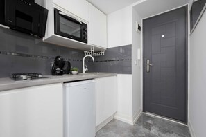 Wasserkocher mit Kaffee-/Teezubehör, Kühlschrank, Herdplatte