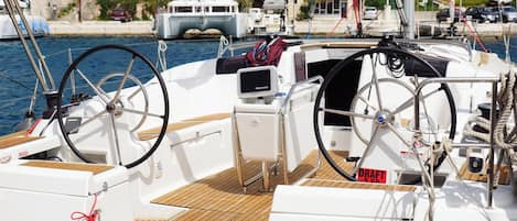 Cubierta de barco con timón, panel de control y el nombre 'Odessa SPLIT' en el costado.