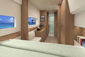 Een compact interieur met een bed, een zithoekje, een raam met uitzicht, een spiegel en een deur naar een andere kamer.