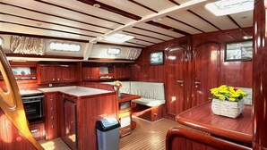 Una cocina compacta con muebles de madera, un pequeño comedor y una ventana.