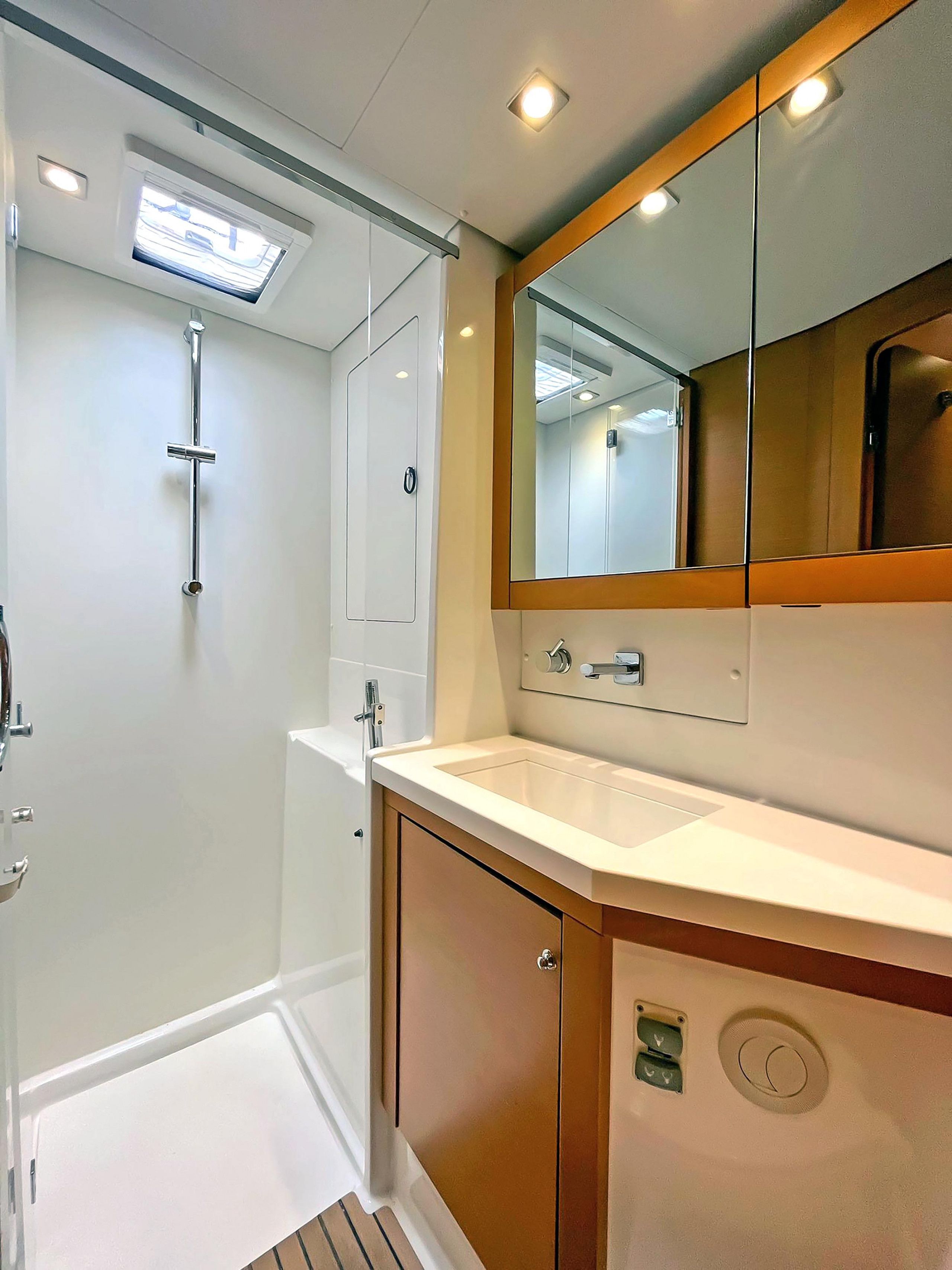 Une salle de bain moderne avec une douche à parois de verre, un meuble-lavabo avec miroir et une baignoire.