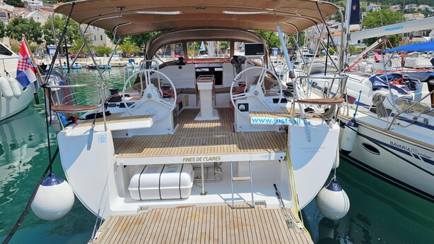 Ein Boot mit abgedecktem Deck, Steuer und einem Wohnbereich.