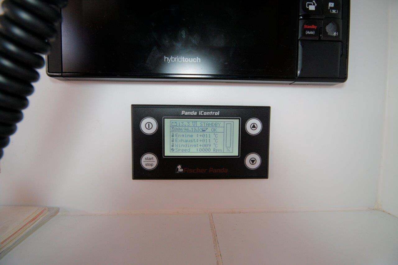 Panel de control con pantalla digital y botones, identificado como 'Panda iControl', que muestra el estado operativo de un vehículo híbrido.
