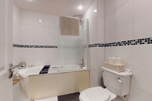 Secador de pelo, toallas, jabón, shampoo