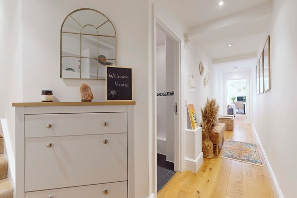 Interior - Bright 1BR flat with Backyard-8min Walk to Tube (London)