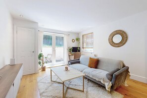 Living area - Bright 1BR flat with Backyard-8min Walk to Tube (London)