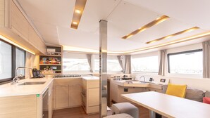 Una cocina compacta con pileta, estufa y alacenas.