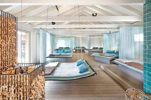 Salas de tratamiento para parejas, un sauna, una bañera de hidromasaje
