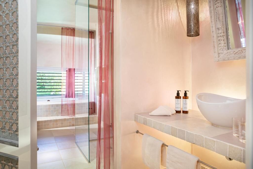 Superior-Suite, Balkon, Blick auf den Innenhof | Badezimmer