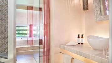 Superior-Suite, Balkon, Blick auf den Innenhof | Badezimmer