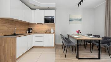 Coffee/tea maker, fridge, microwave, stovetop