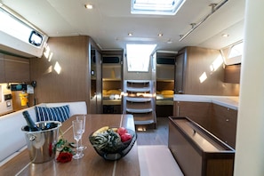 Una cocina compacta con comedor, un pequeño rincón de estar y vistas a través de una puerta abierta.