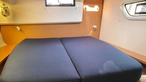 Ett litet, avskilt sittområde med en vadderad bänk och ett fönster.