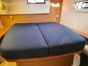 Eine kleine, abgeschlossene Sitzecke mit gepolstertem Sitz und einem Fenster.