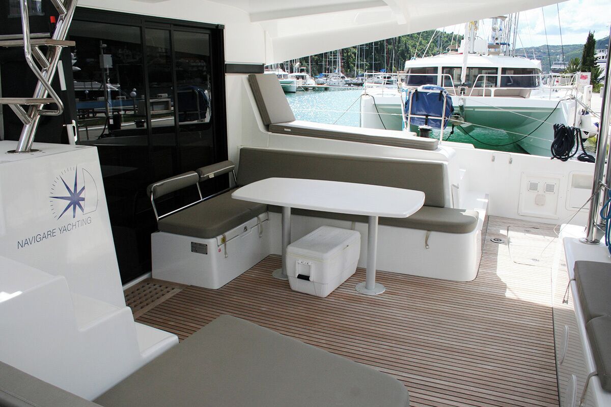 L'intérieur d'un yacht comprenant un coin salon, une table et un téléviseur.