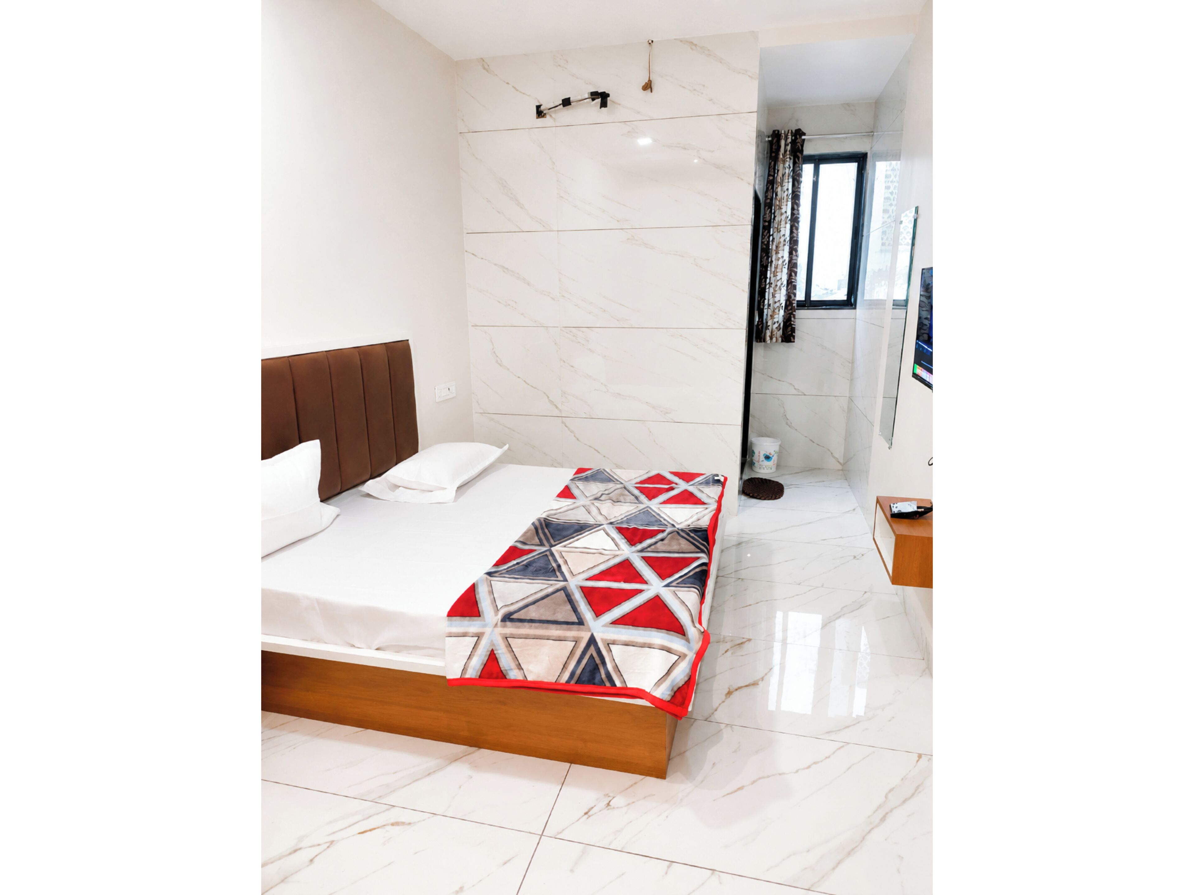 Hypo-allergenic bedding, desk, soundproofing, free WiFi