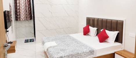 Deluxe Double Room, Multiple Beds, Air conditioning | Hypo-allergenic bedding, desk, soundproofing, free WiFi