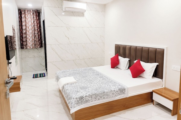 Deluxe Double Room, Multiple Beds, Air conditioning | Hypo-allergenic bedding available, desk, soundproofing, WiFi (free)