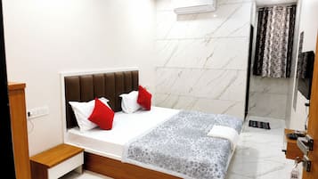 Hypo-allergenic bedding, desk, soundproofing, free WiFi