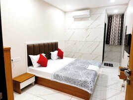 Hypo-allergenic bedding available, desk, soundproofing, WiFi (free)