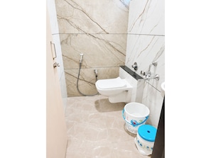 Shower, rainfall showerhead, slippers, towels - Hotel Janata In Gujarat (Vapi)