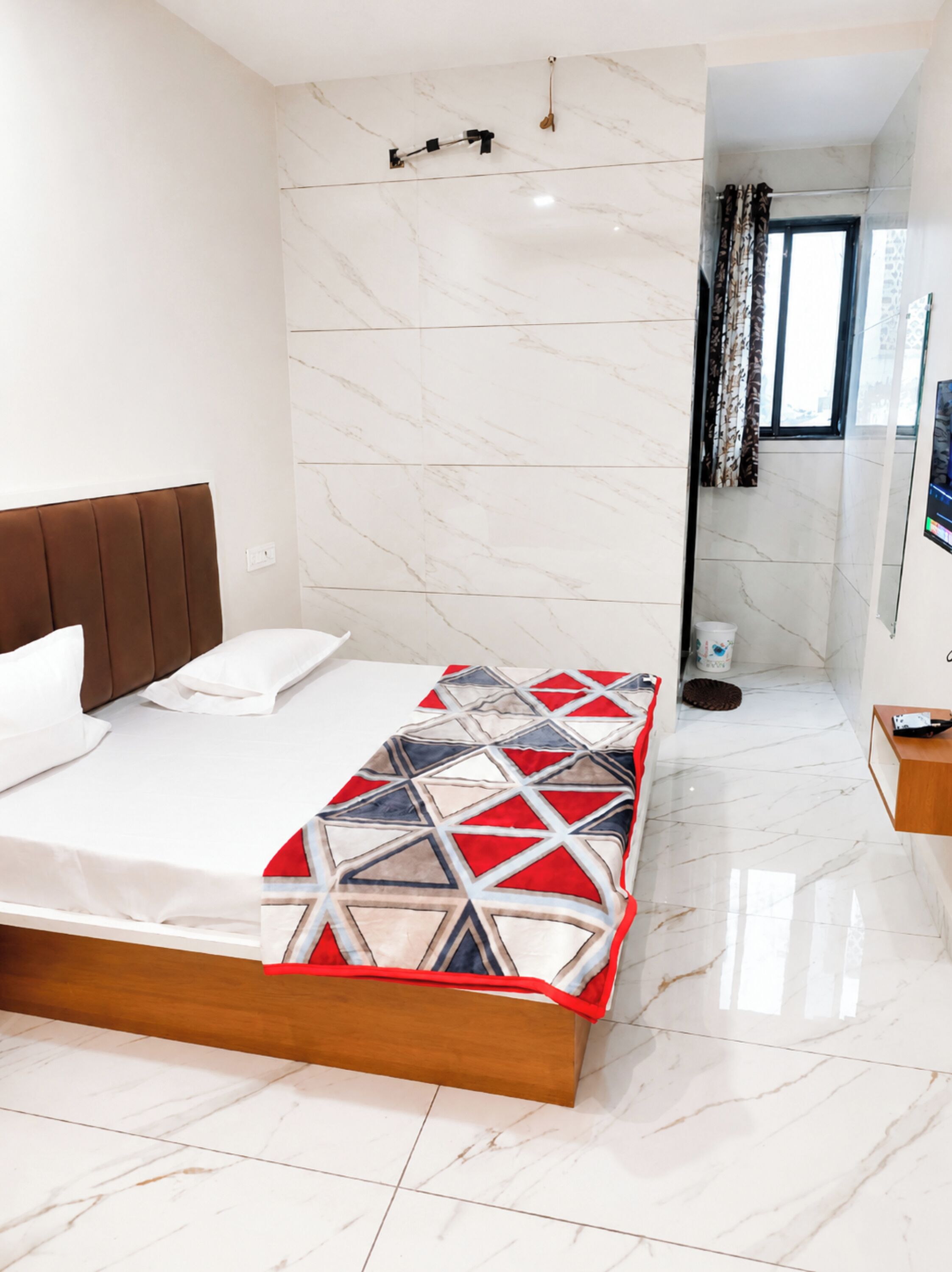 Hypo-allergenic bedding, desk, soundproofing, free WiFi