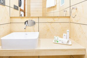 Doppelzimmer | Badezimmer | Dusche, Hausschuhe