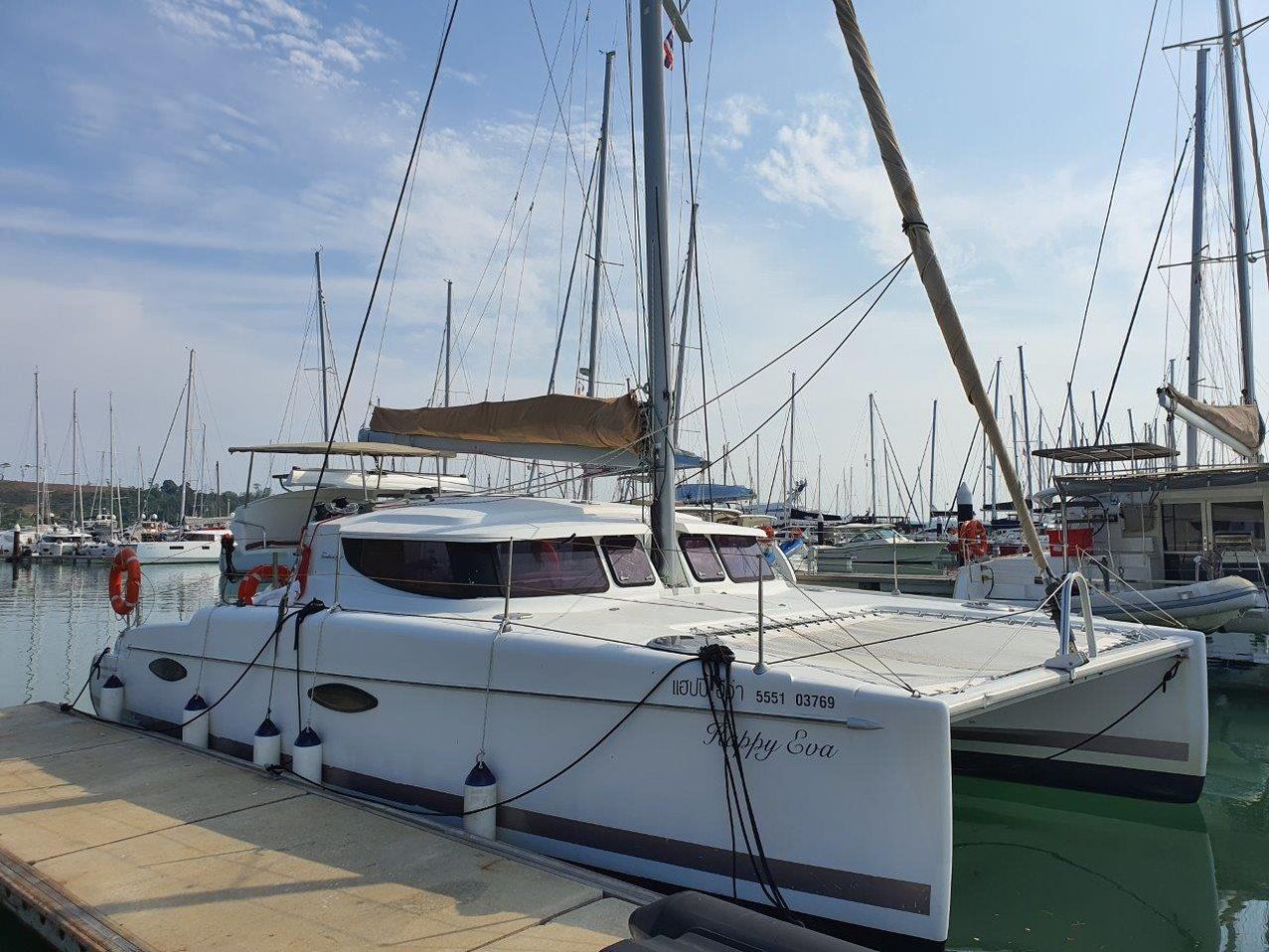 Un puerto deportivo con un yate blanco amarrado al muelle.