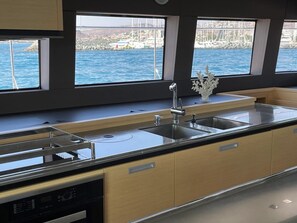 Private kitchen - Sun-Kissed Sailing Adventure in Islas Cícladas, Mykonos (Mykonos)